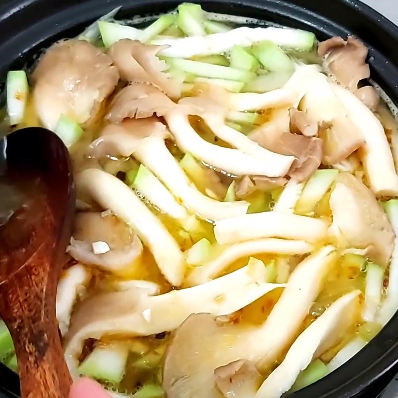 Nêm nếm lại gia vị lần cuối để canh cua nấu bầu vừa miệng