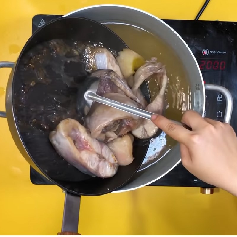 Cho cá hú vào nồi nước sôi để bắt đầu nấu canh chua cá hú