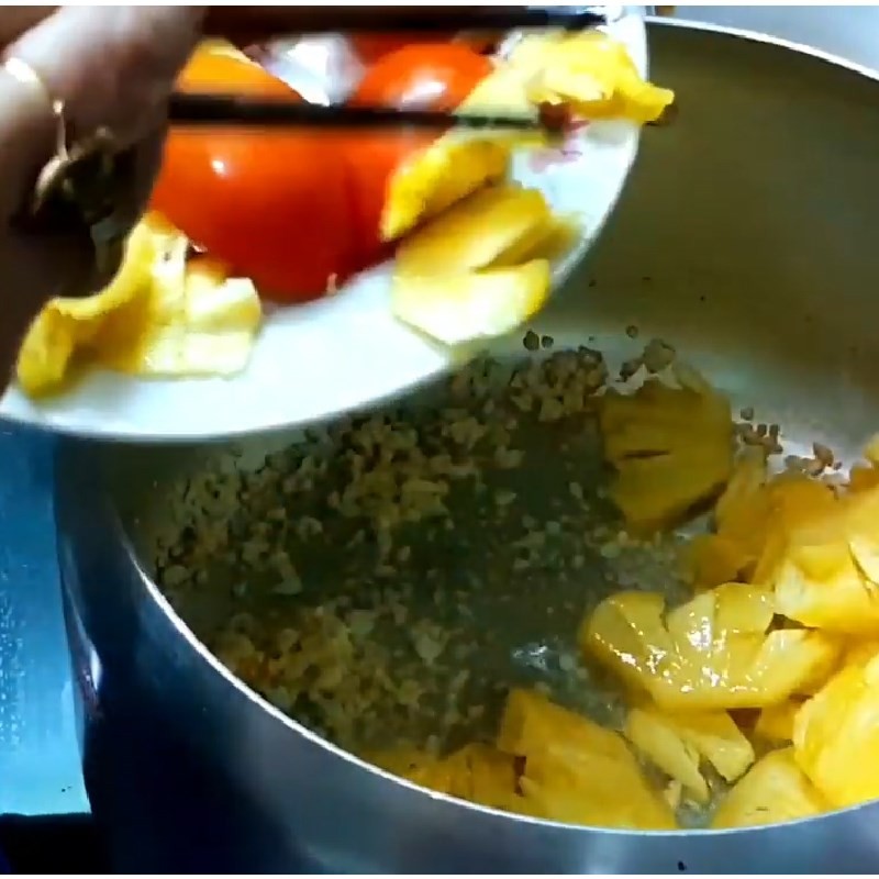 Xào thơm với tỏi băm để tạo nền vị cho canh chua cá hú bông súng