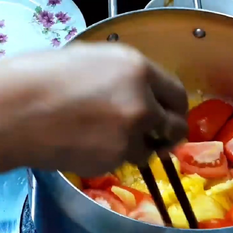 Nồi canh bắp cải cà chua đang sôi nhẹ trên bếp, tỏa hương thơm hấp dẫn của các loại gia vị