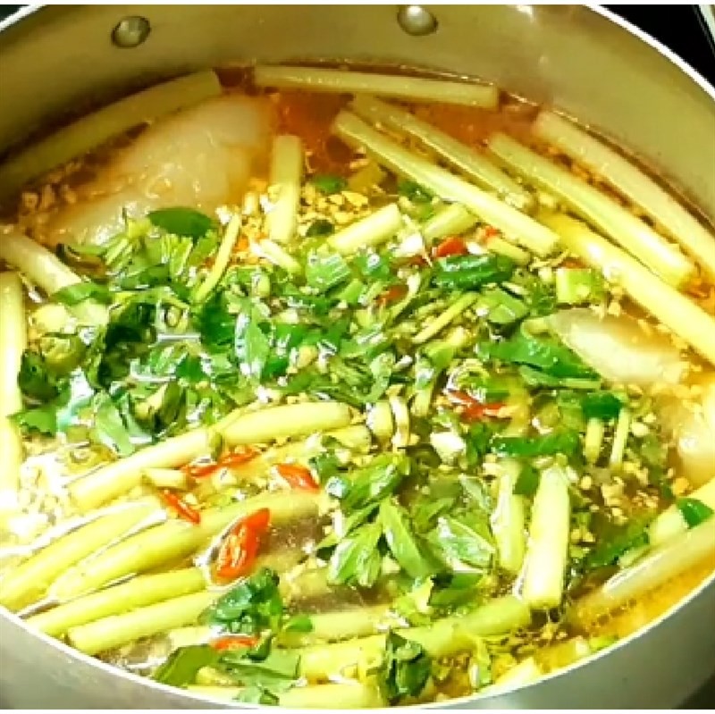 Nêm nếm gia vị vừa phải vào nồi canh, đảm bảo hương vị hài hòa cho món canh bắp cải cà chua