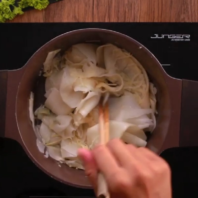 Khuấy đều nồi canh bắp cải cà chua xay trước khi tắt bếp, đảm bảo các nguyên liệu hòa quyện