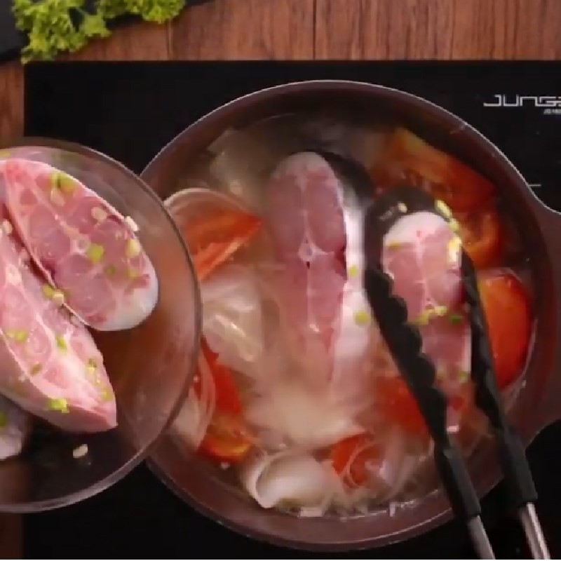 Thêm bột ngô pha loãng để tạo độ sánh mịn cho nước canh bắp cải cà chua xay, tăng thêm sự hấp dẫn