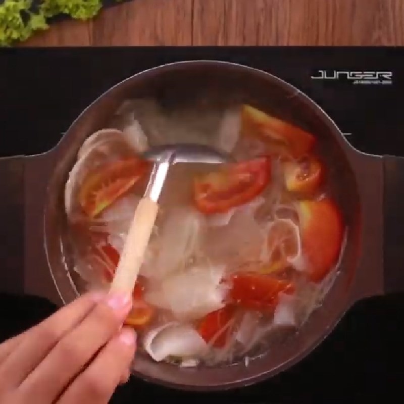 Cho cà chua xay nhuyễn vào nồi, kết hợp với các nguyên liệu khác để nấu canh bắp cải cà chua