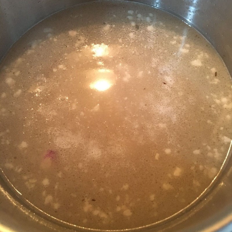 Nồi canh củ cải sườn heo đang sôi trên bếp