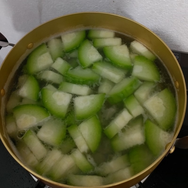 Nêm gia vị vừa ăn cho món canh củ cải sườn heo
