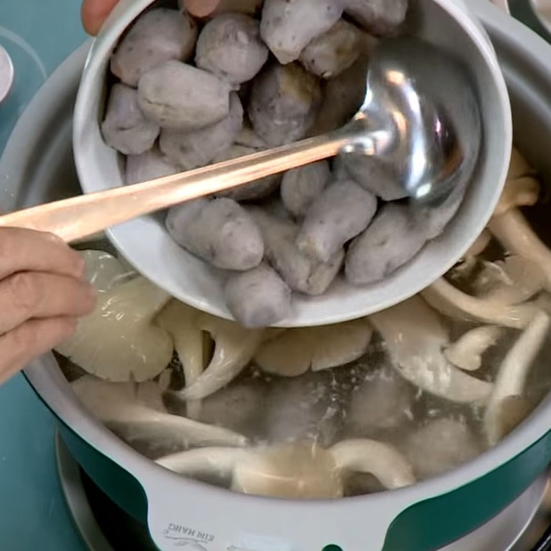 Nấu củ cải trong nước luộc gà cho món canh củ cải