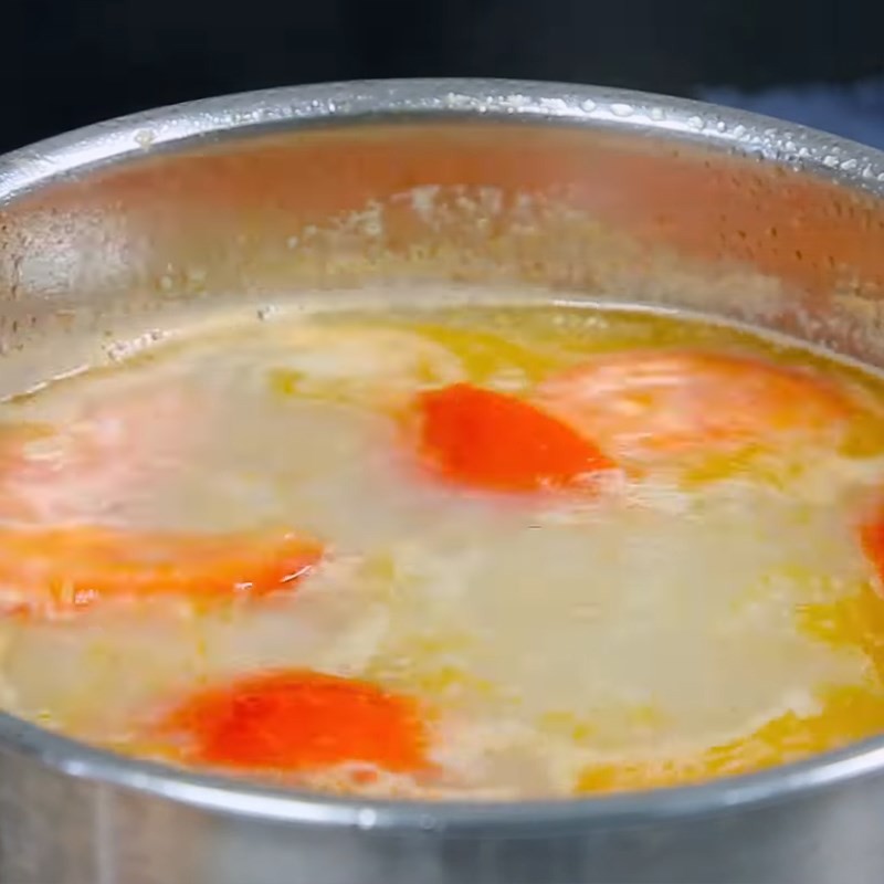 Thêm chả cá vào nồi canh củ cải Hàn Quốc