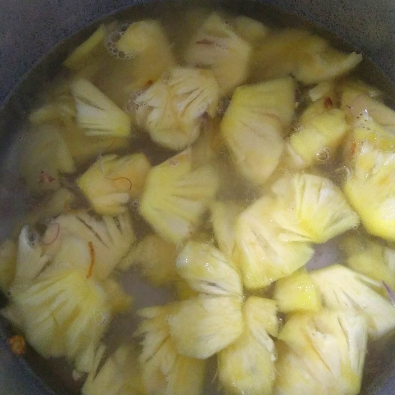 Nấu củ cải và nấm Shimeji trong nước dùng cho canh củ cải miso