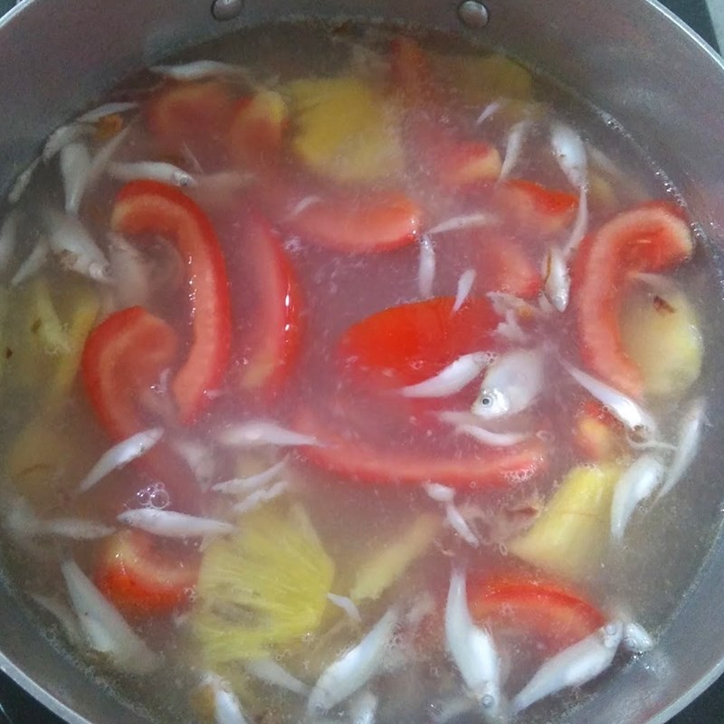 Hòa tan tương miso vào nồi canh củ cải một cách nhẹ nhàng
