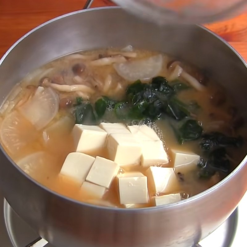 Nồi canh củ cải miso sôi nhẹ, hương vị hòa quyện