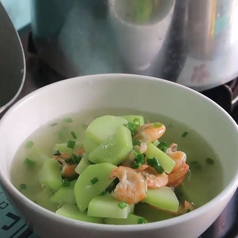 Các nguyên liệu chính như cá, thịt, dưa chua đã sẵn sàng trong nồi