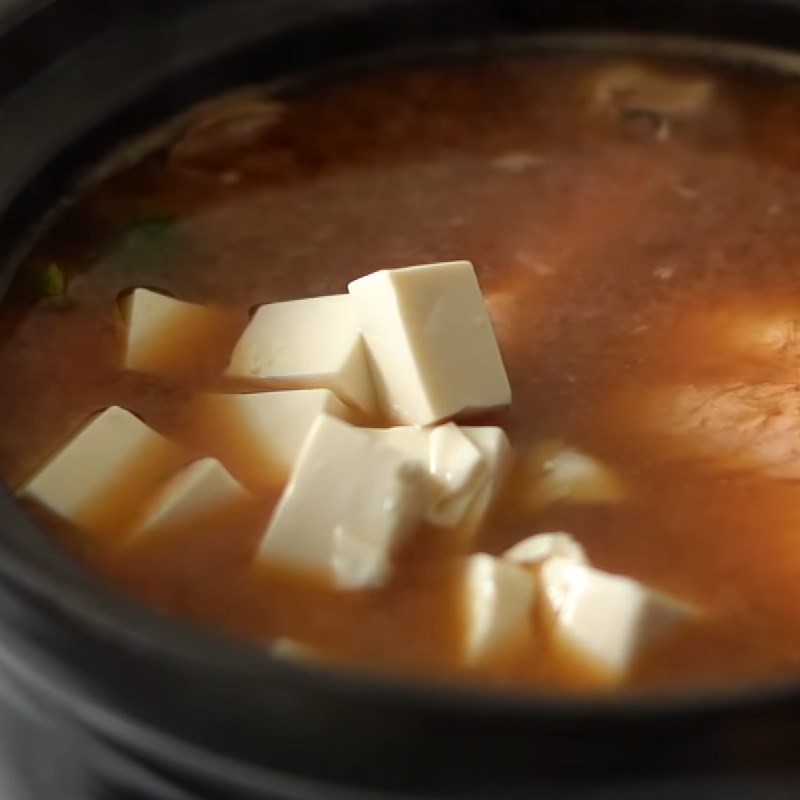 Cho giá đỗ và hẹ vào nồi canh khi nước đã sôi để giữ độ giòn ngọt