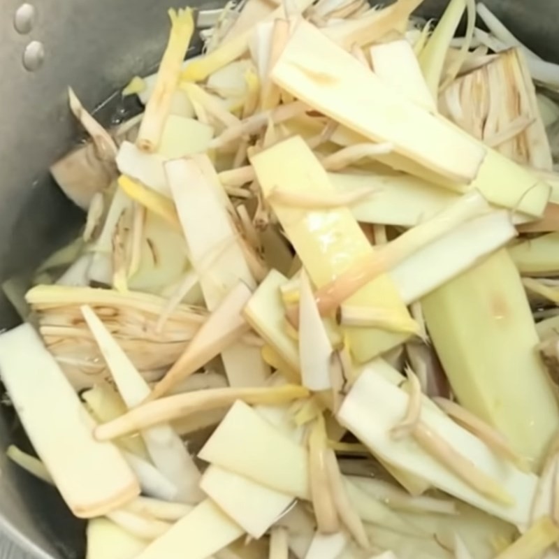 Nồi canh cá trắm dưa chua đang được nấu ở lửa nhỏ, hương vị hòa quyện