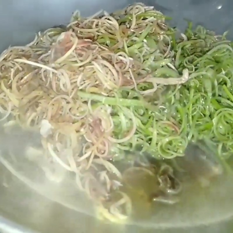 Đảo đều các nguyên liệu trong nồi canh, giúp gia vị thấm sâu và nước canh trong