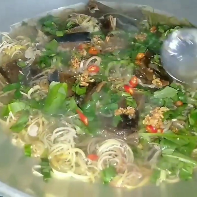Nêm nếm gia vị cho nồi canh măng chua, điều chỉnh độ chua ngọt vừa ăn