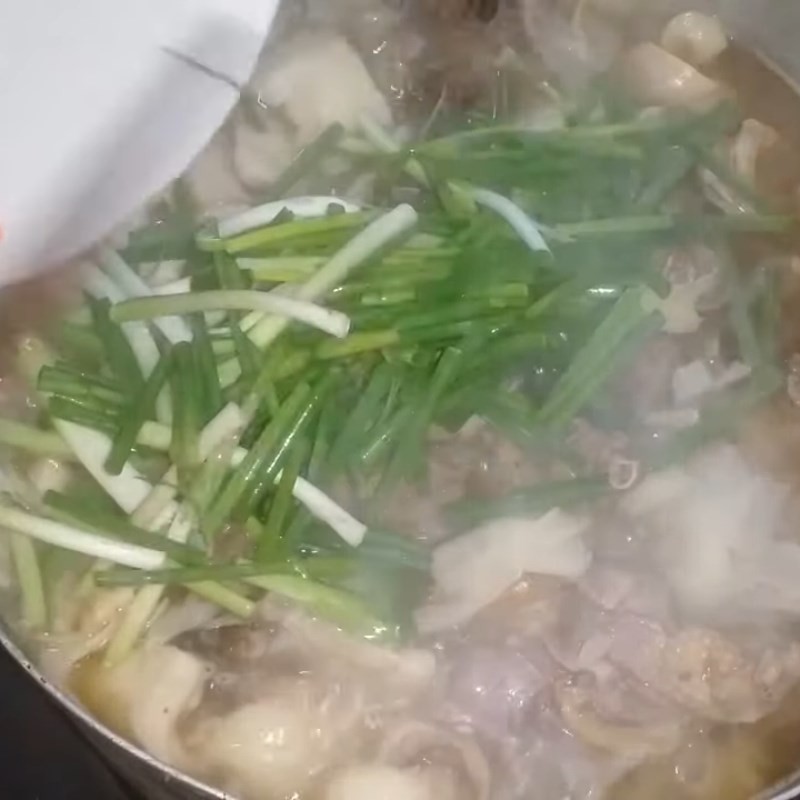 Nồi canh vịt măng chua đang sôi liu riu, thịt vịt mềm và măng thấm vị