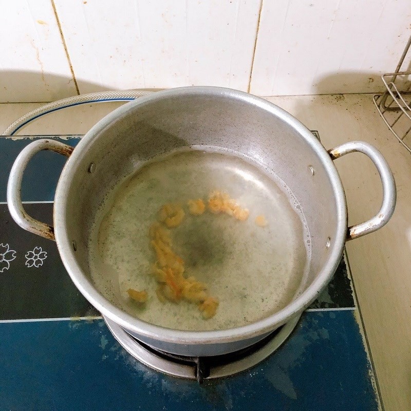 Nấu nước dùng cùng hành tây làm nền cho canh khoai tây chay