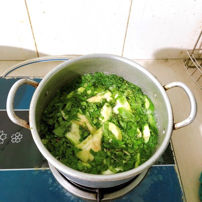 Thêm rau chân vịt vào nồi canh khoai tây chay
