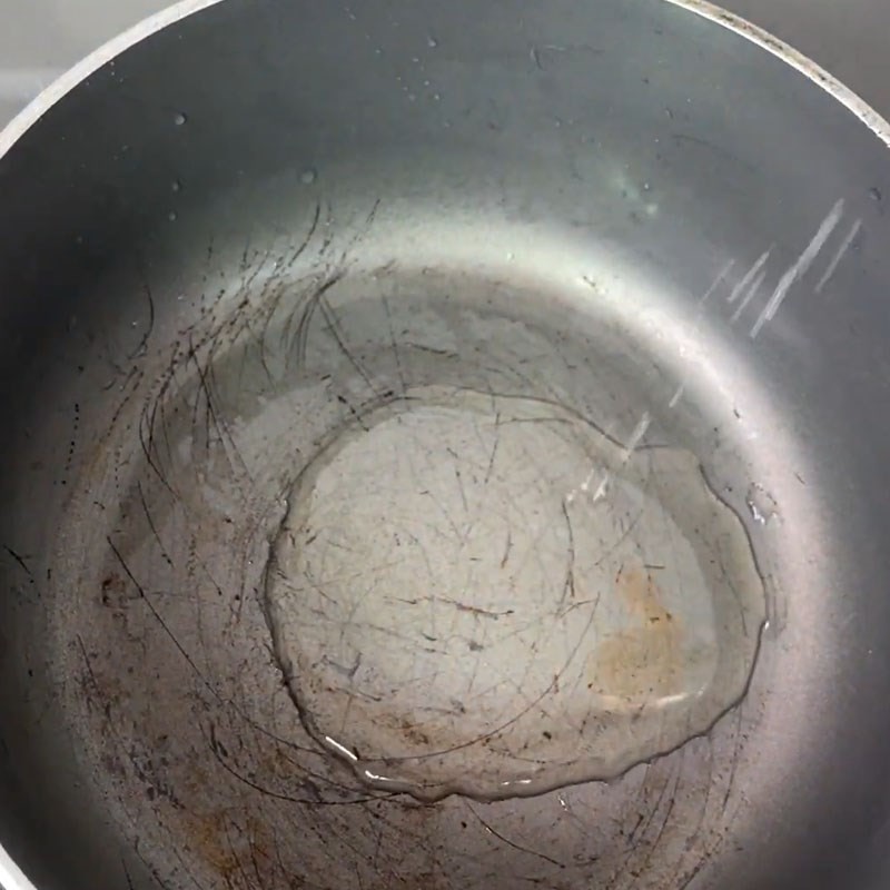 Thêm khoai tây vào nồi canh chay đang sôi