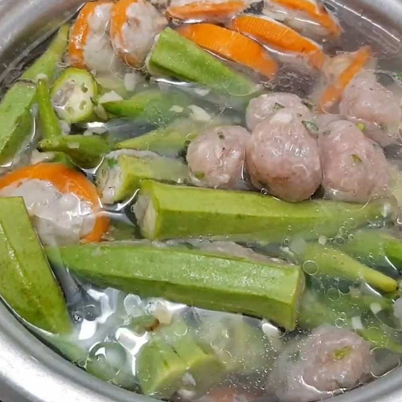 Thêm đậu bắp đã nhồi chả cá vào nồi canh