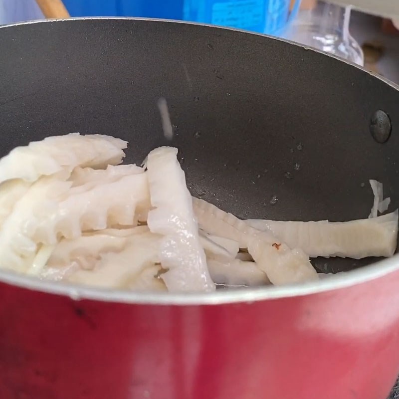 Thêm cà chua và khế vào nồi canh