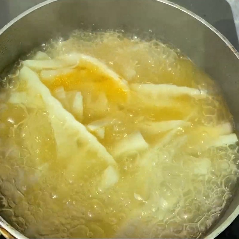 Thả từng viên chả rươi vào canh