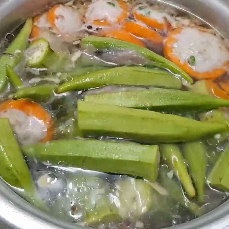 Nước canh đang sôi với cà rốt và chả cá đã nhồi