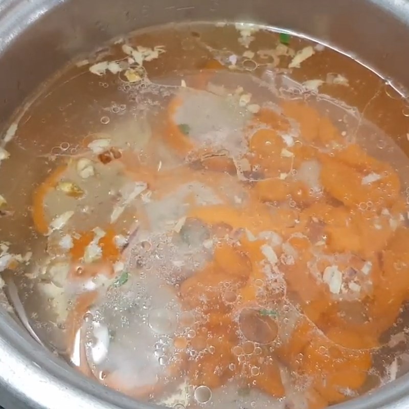 Cho cà rốt vào nồi nước sôi để nấu canh đậu bắp