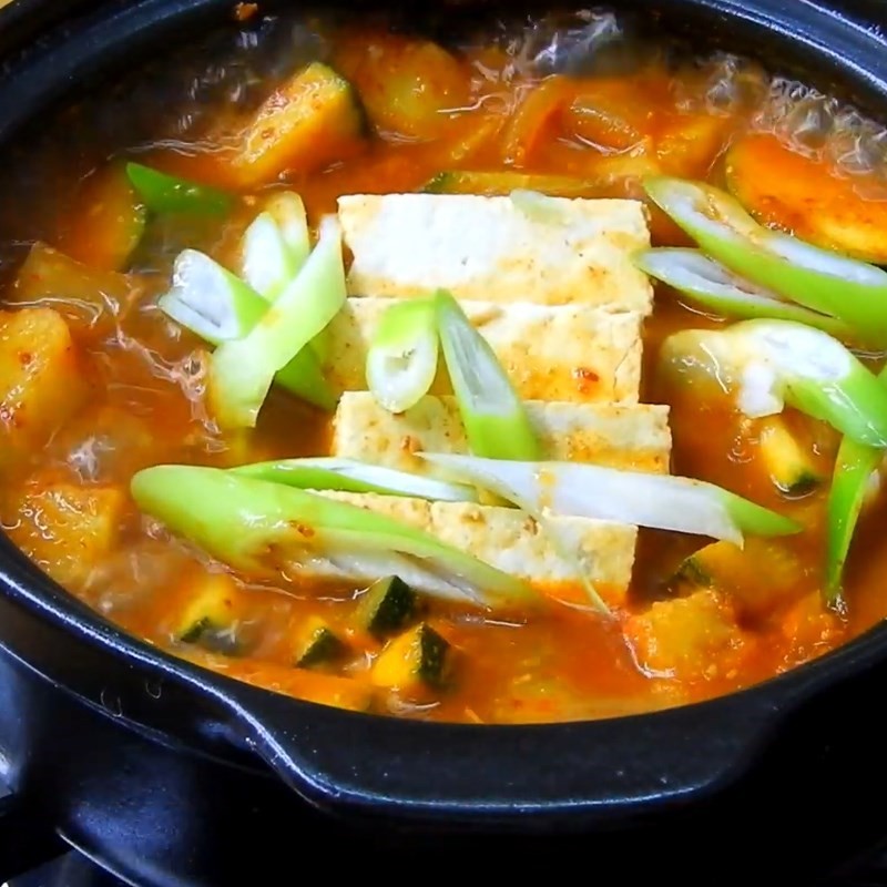 Nấu canh chân gà lá giang trên bếp