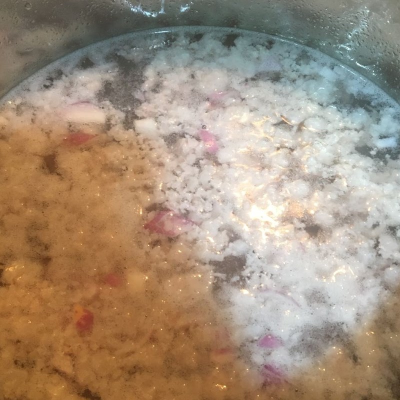 Cho lá giang vào nồi canh đang sôi