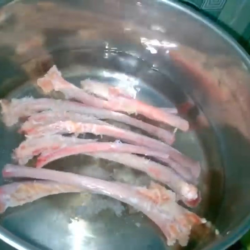 Thêm thịt băm vào nồi canh rau má
