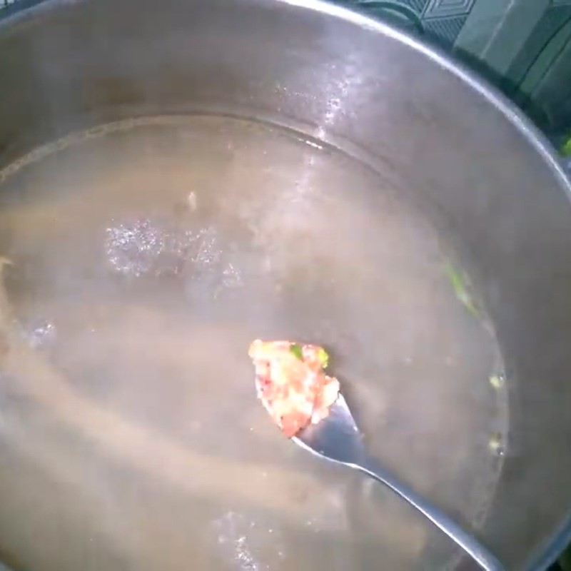 Cho rau má vào canh thịt băm