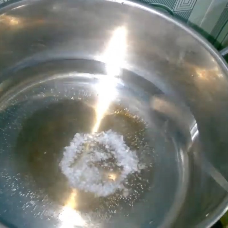 Nấu canh rau má thịt băm sôi sùng sục