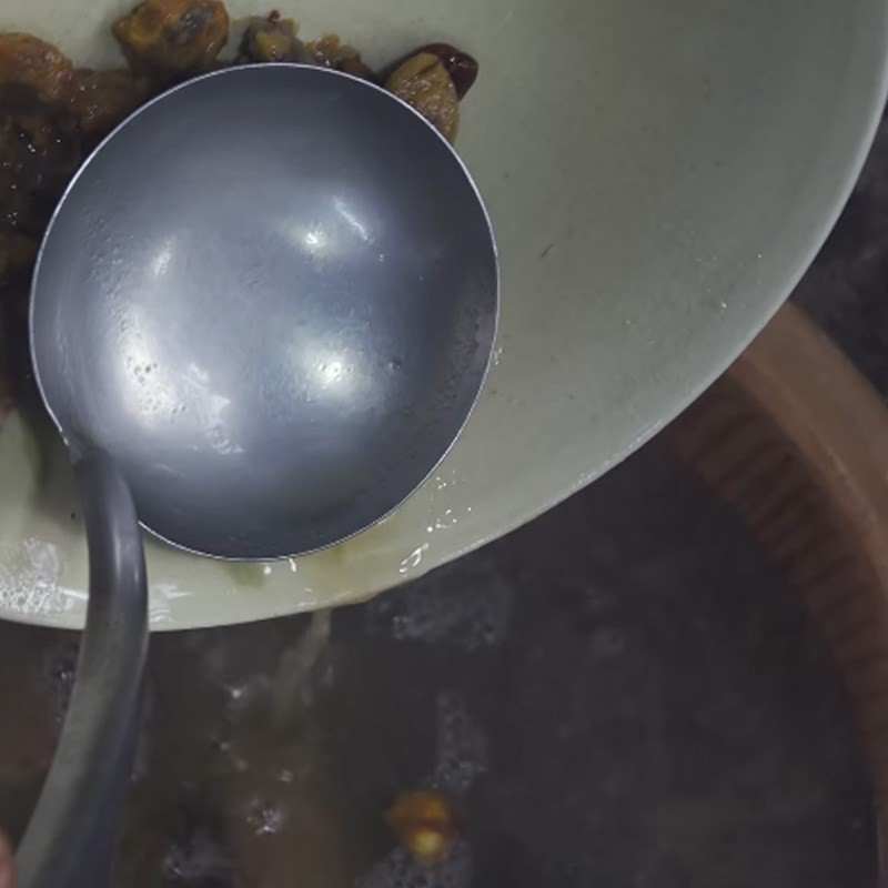 Cho cá trê đã sơ chế vào nồi nước me đang sôi, bắt đầu nấu canh chua rau muống cá