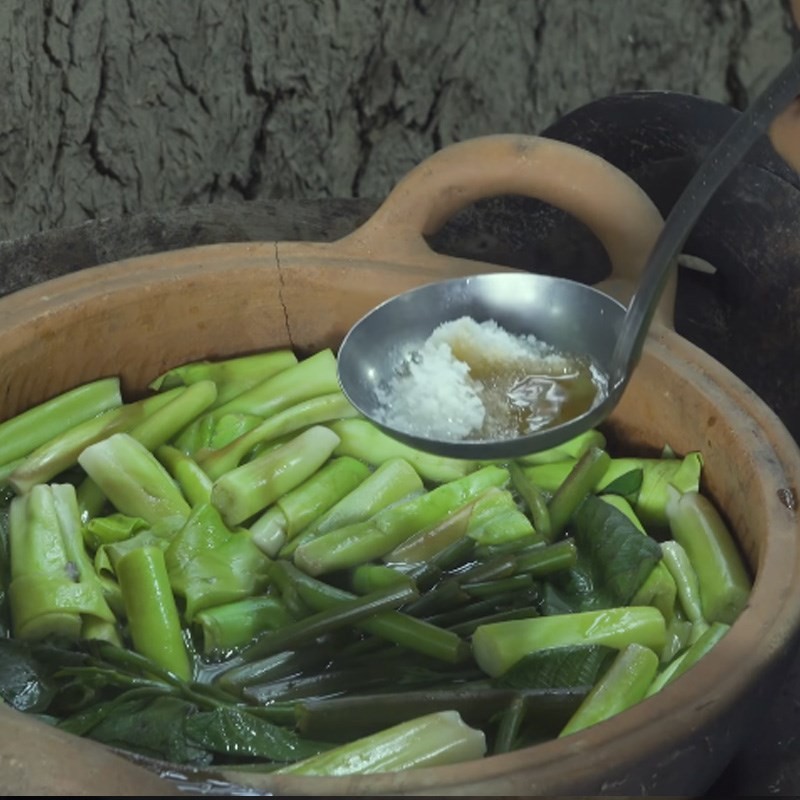 Nêm nếm gia vị vừa ăn cho nồi canh chua rau muống cá trê, đảm bảo hương vị hài hòa