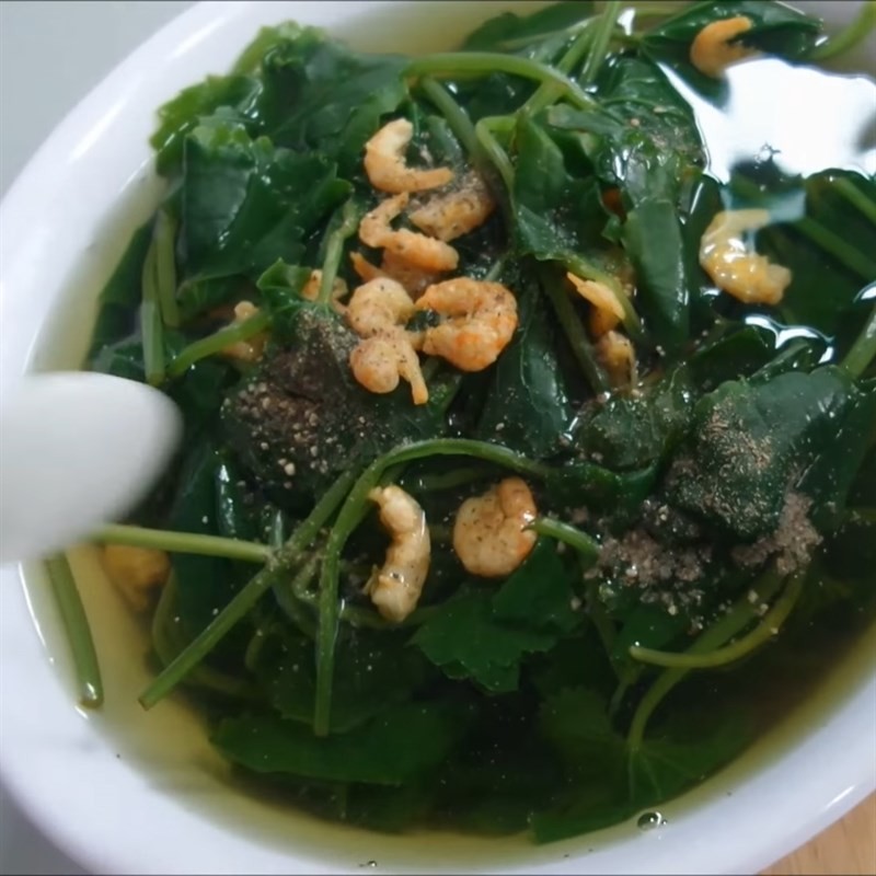 Canh rau má tôm khô vừa nấu xong
