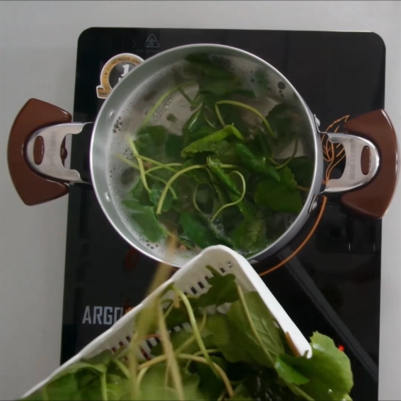 Vớt bọt để canh rau má tôm khô trong