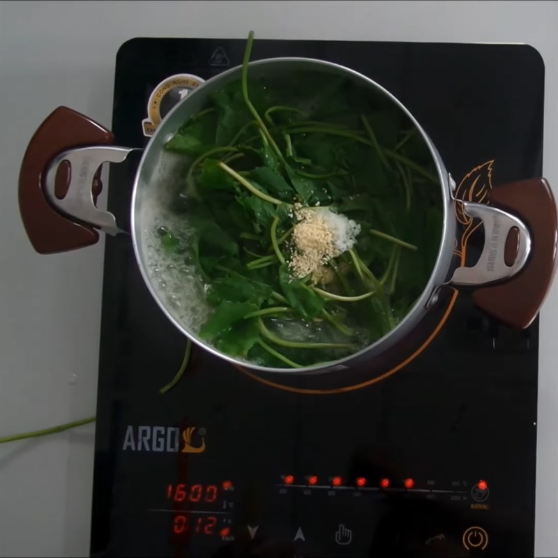 Thêm rau má vào nồi canh tôm khô
