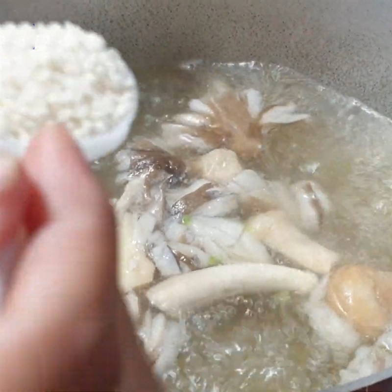 Thêm rau má vào nồi canh nấm chay