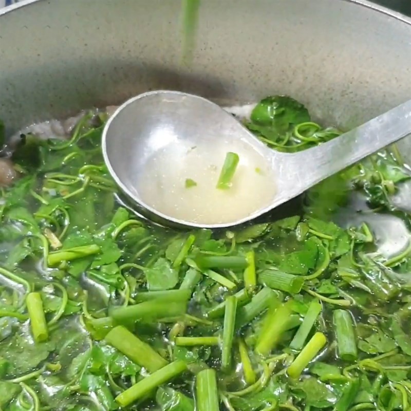 Canh rau má nấm chay vừa nấu xong