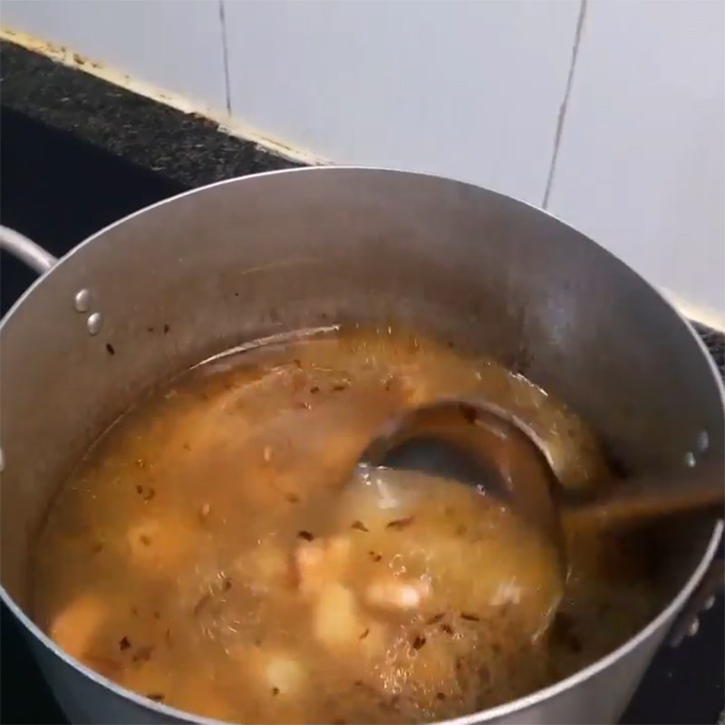 Đổ nước luộc gà vào nồi canh