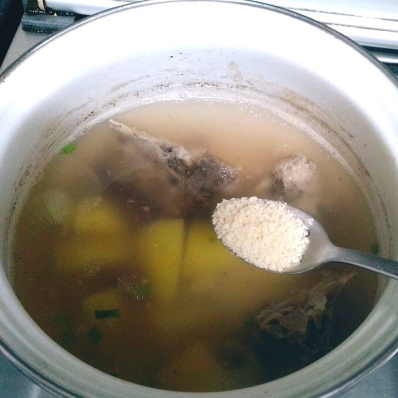 Phi thơm hành tím trong nồi với dầu ăn là bước đầu tiên trong cách nấu canh mây trứng