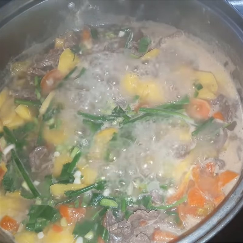 Canh thơm thịt bò đã hoàn thành, sẵn sàng thưởng thức