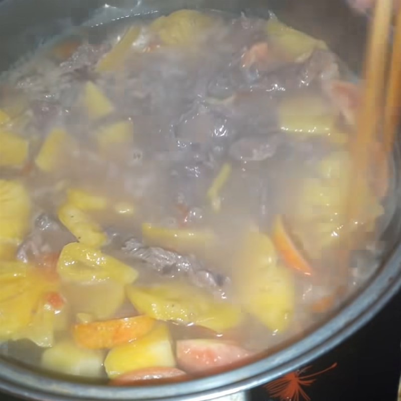 Nồi canh thơm thịt bò đang sôi nhẹ trên bếp