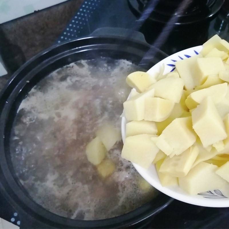 Nồi xương măng tươi đang được hầm trên bếp, tỏa hương thơm ngát