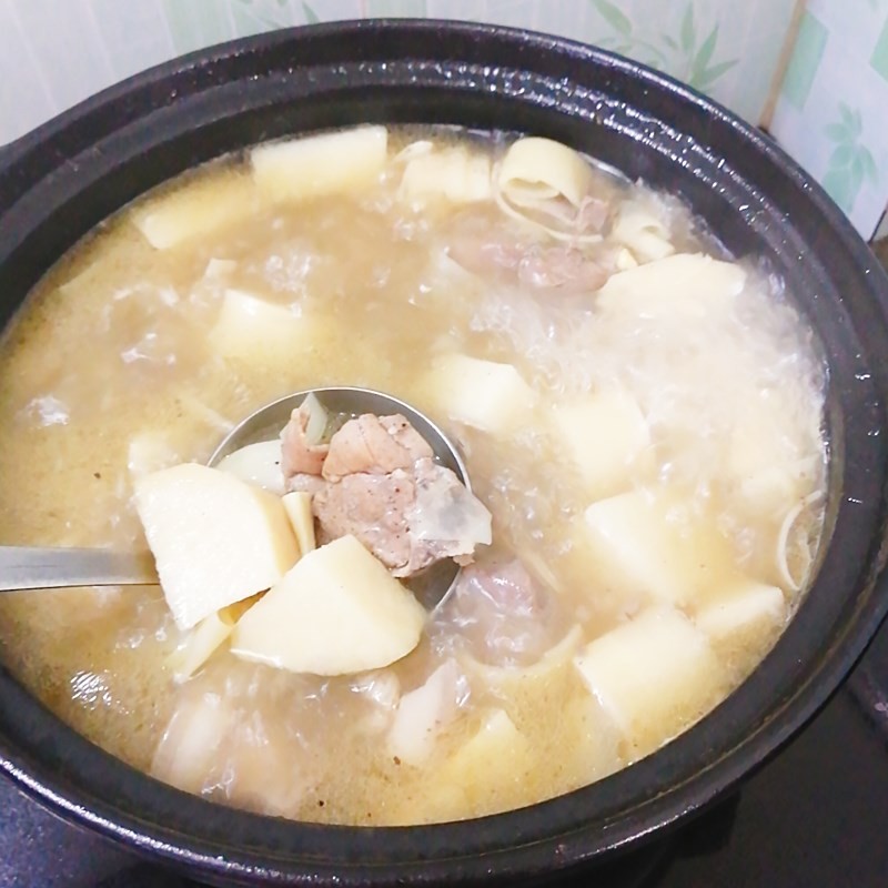 Nồi canh chuối đậu đang sôi với nước dùng và dấm bỗng