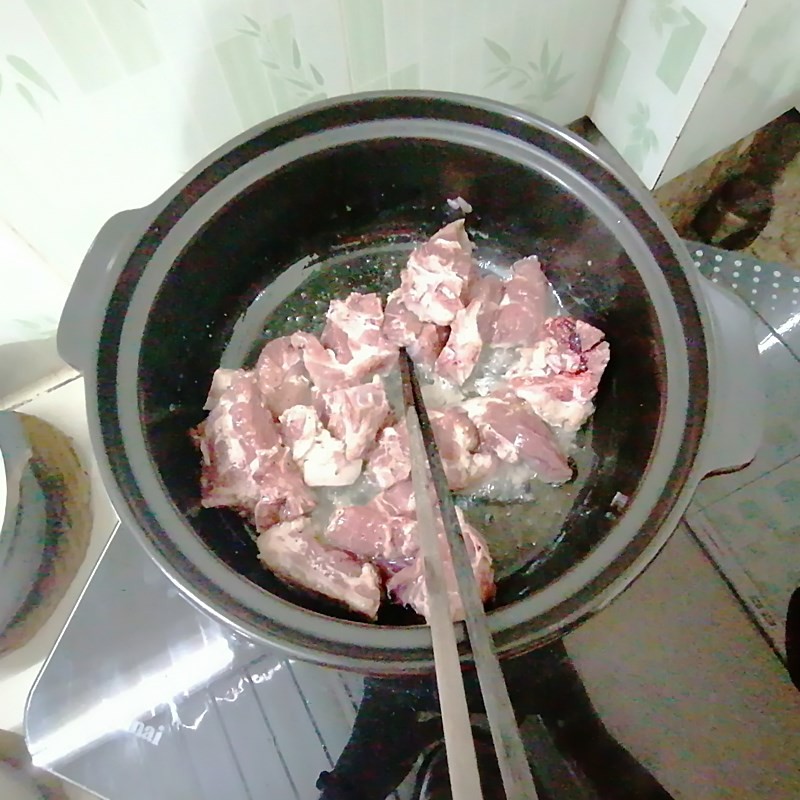 Đổ nước vào nồi su hào và cà chua để bắt đầu nấu canh