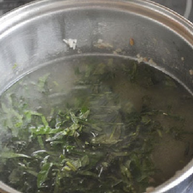 Thịt bò được xào nhanh trên chảo nóng để giữ độ mềm ngọt và thấm đều gia vị trước khi cho vào nồi canh
