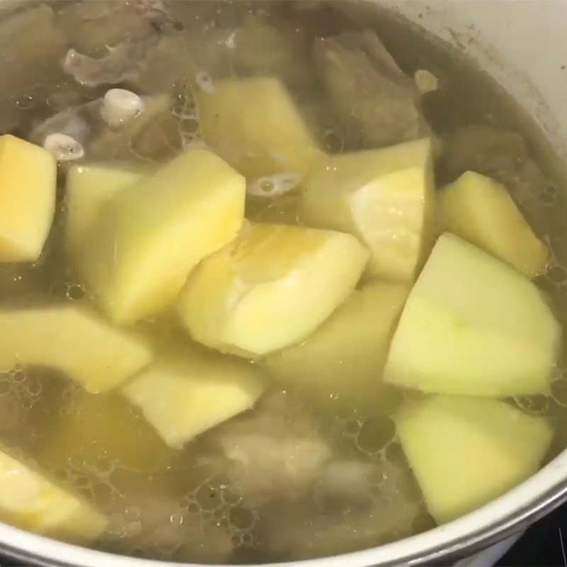 Canh đậu bắp thịt viên gần hoàn thành với hành ngò